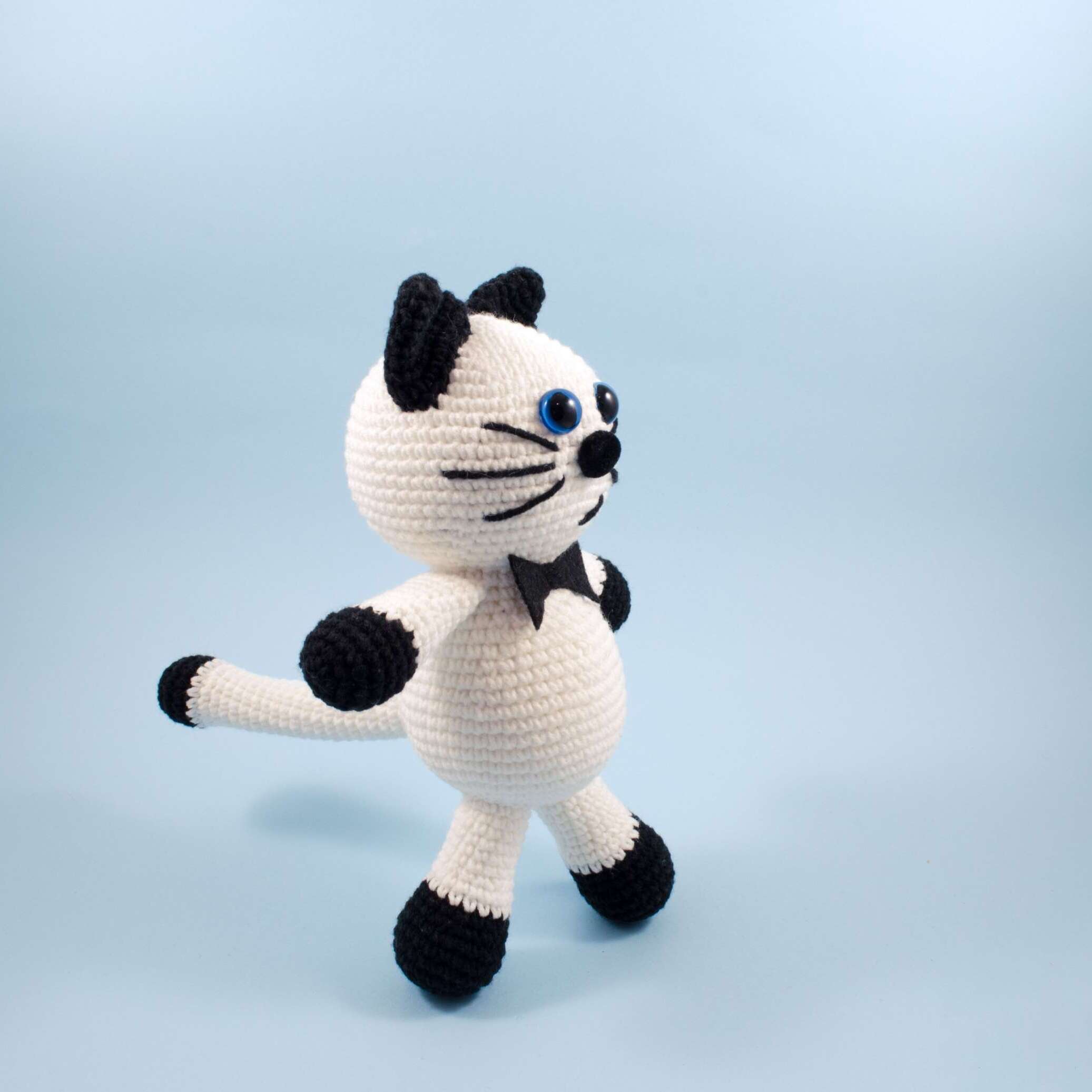 crochet black and white cat side view