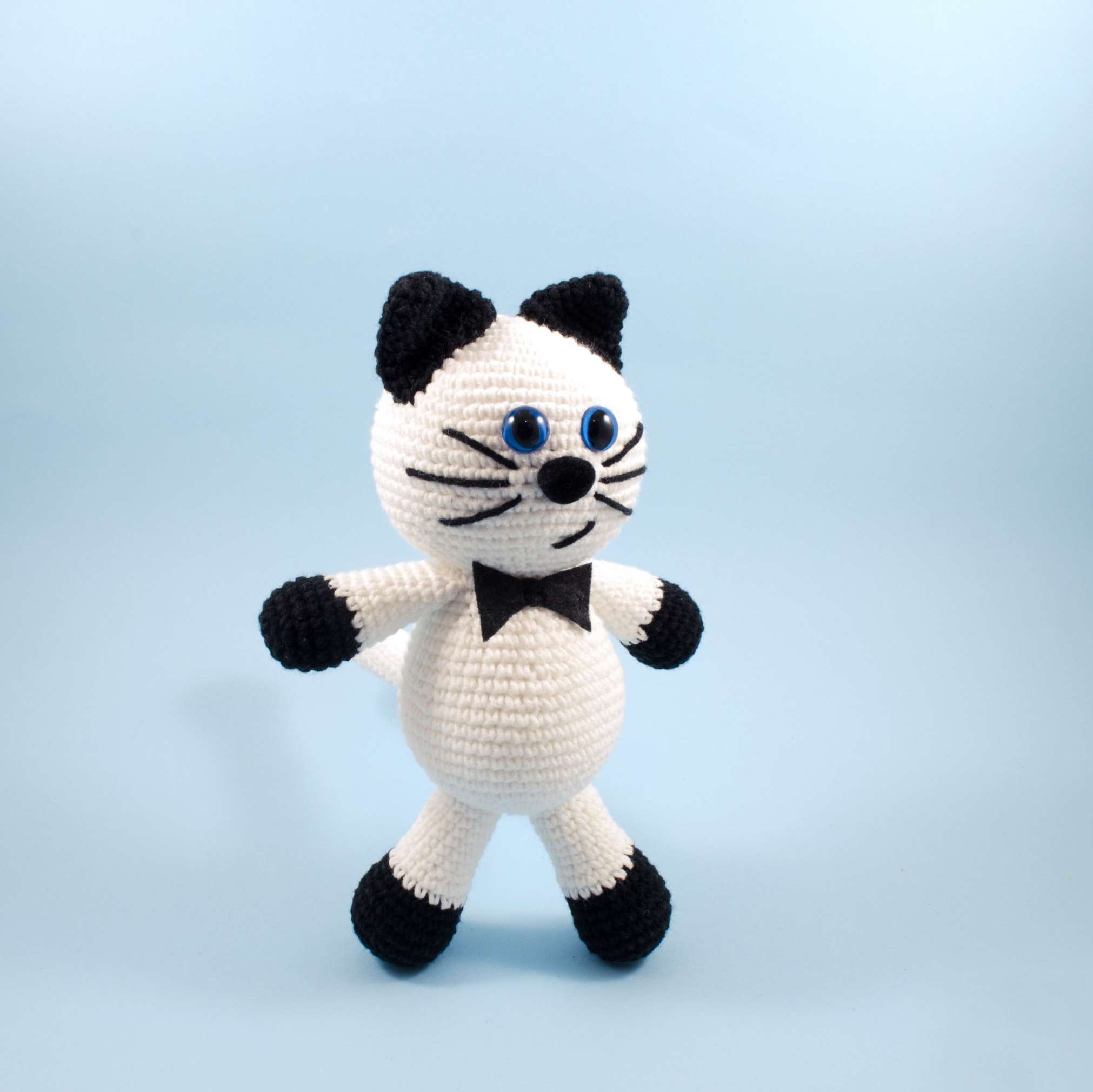 amigurumi blak and white kitty