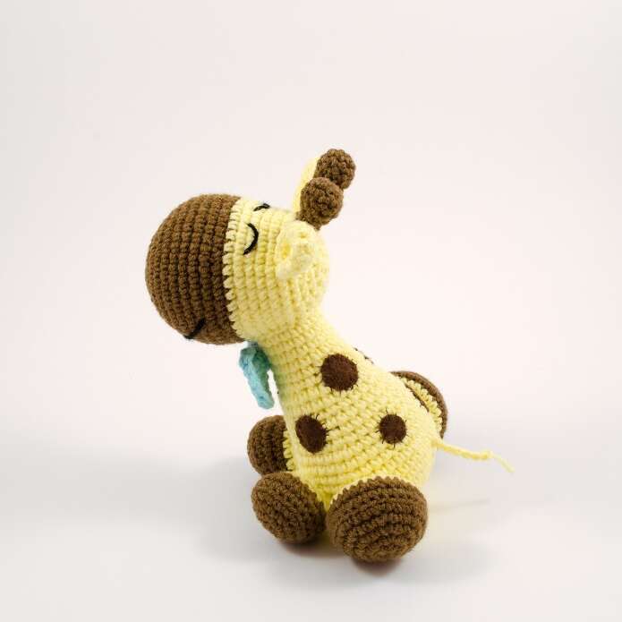 amigurumi giraffe side view