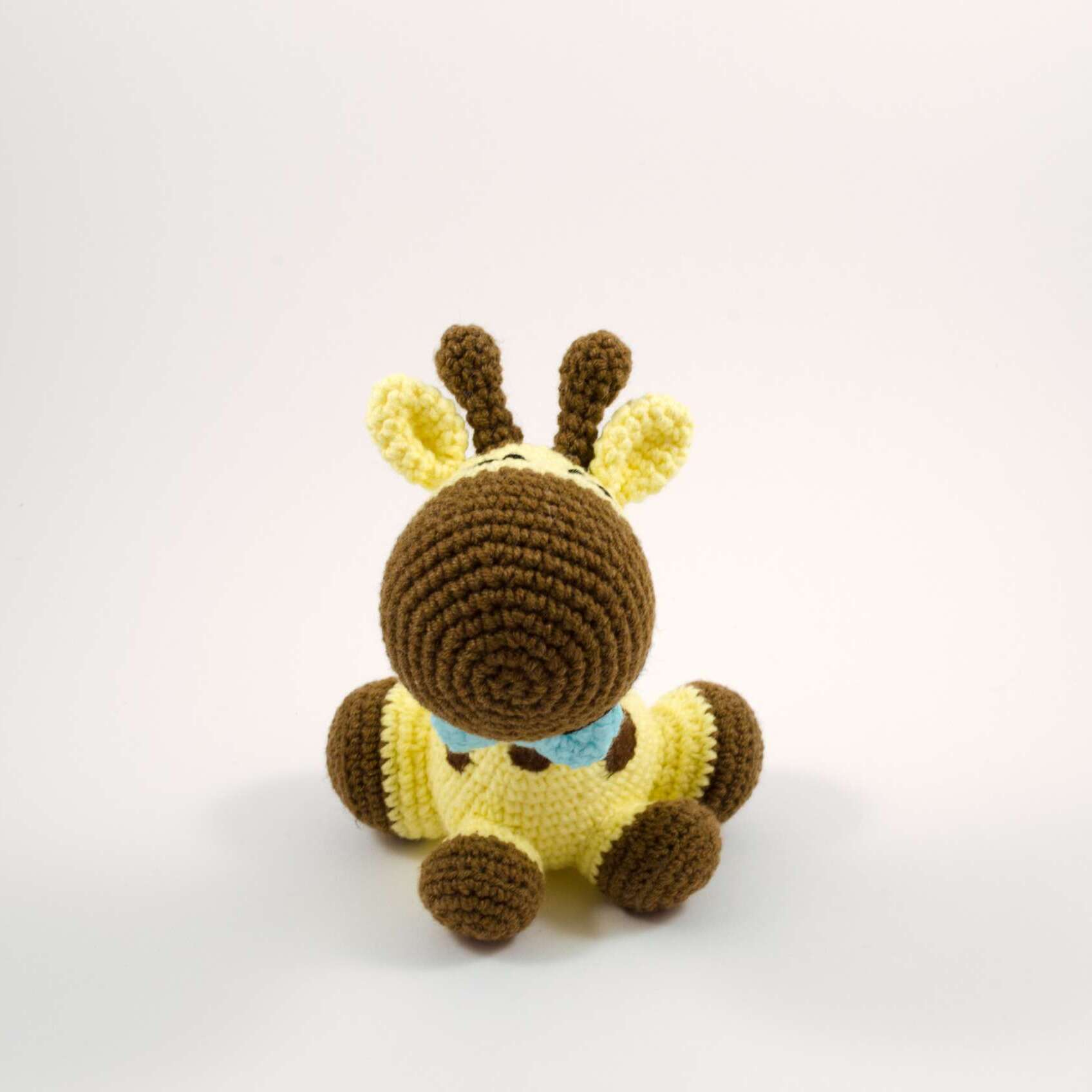 crochet giraffe fron view