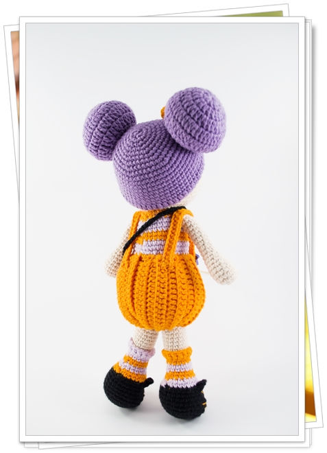 amigurumi halloween doll back look