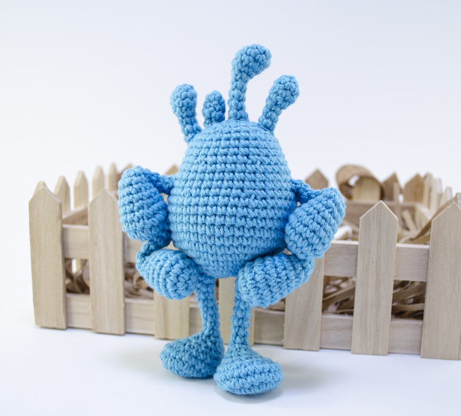 amigurumi blue alien