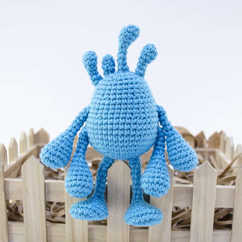 crochet amigurumi alien